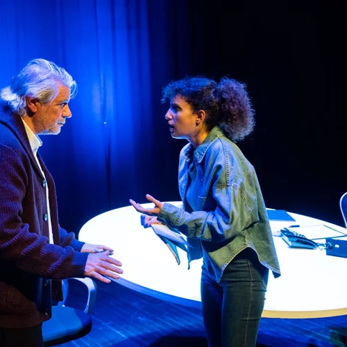 Η "Ολεάννα" πιάνει λιμάνι στο θέατρο "Αυλαία" του Πειραιά