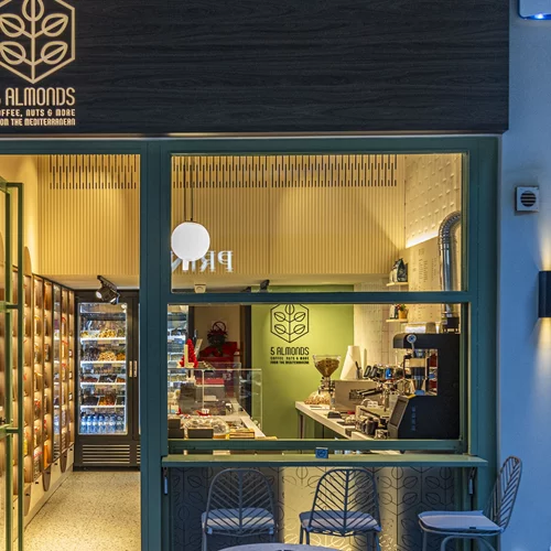 5 Almonds: Υψηλή ραπτική γεύσης στην Τσακάλωφ, με ανατολίτικη υπογραφή