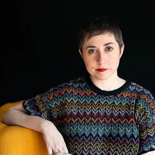 Έλενα Μεδέλ: Όταν επιστρέφεις στο σπίτι εξαντλημένη, πώς γράφεις ένα μυθιστόρημα εκατοντάδων σελίδων και δεκάδων πλοκών;