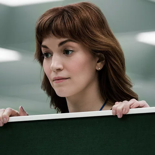 Η Μπριτ Λόουερ μεταφέρεται από το set του "Severance" στη νέα σειρά του Netflix