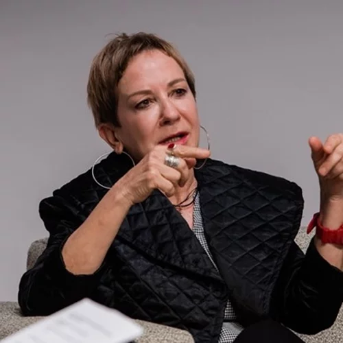 "Γιατί περιμένεις από τους άλλους να κάνουν το δικό σου όνειρο πραγματικότητα;" μας ρωτά η Λένα Διβάνη