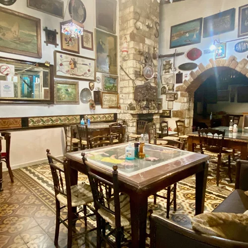 Η παλιά ταβέρνα ζει στις γειτονιές του Πειραιά