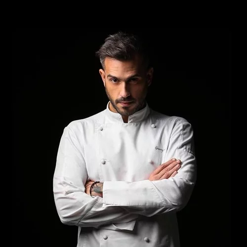 25: Ο Γιώργος Τσούλης ετοιμάζει γαστρονομική ταβέρνα στο Μικρολίμανο