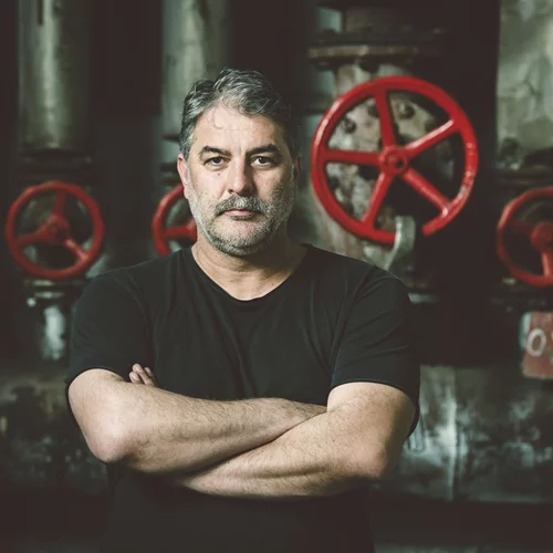 Οι μεγάλοι σταθμοί του Cartel και του Βασίλη Μπισμπίκη