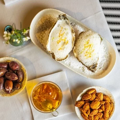 Σε αυτή τη βερμουτερία παίζεις στα ζάρια κοκτέιλ με άρωμα Τρύπες και Beatles