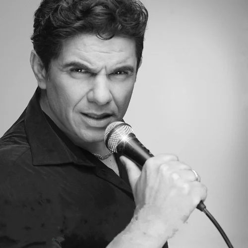 Ο Νίκος Κουρκούλης "ξεχειμωνιάζει" στο "Frangelico bouzouki club"