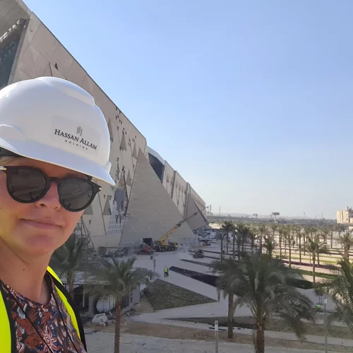 Η Αίγλη Μπαλαμάτση μας ξεναγεί στο GEM (Grand Egyptian Museum) του Καΐρου που θέτει νέα δεδομένα στον διεθνή χάρτη των μουσείων και έχει και ελληνική υπογραφή