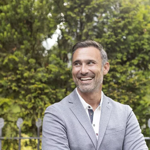 Ο Γιώργος Καπουτζίδης είναι ένας άνθρωπος που λέει ιστορίες