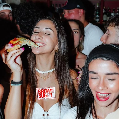 Ένα κινητό πάρτι με πίτσες και χιπ χοπ στην Αθήνα