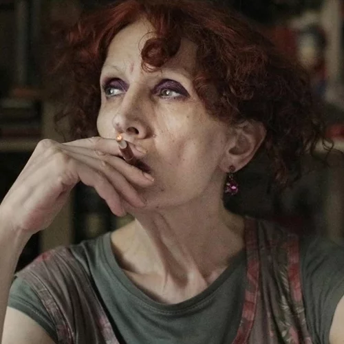 Η Ζυράννα Ζατέλη υπογράφει το βιβλίο της "Ορατή σαν αόρατη"