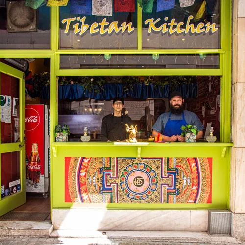 "Chomolungma": Comfort εξωτισμός στο πρώτο momo bar της πόλης