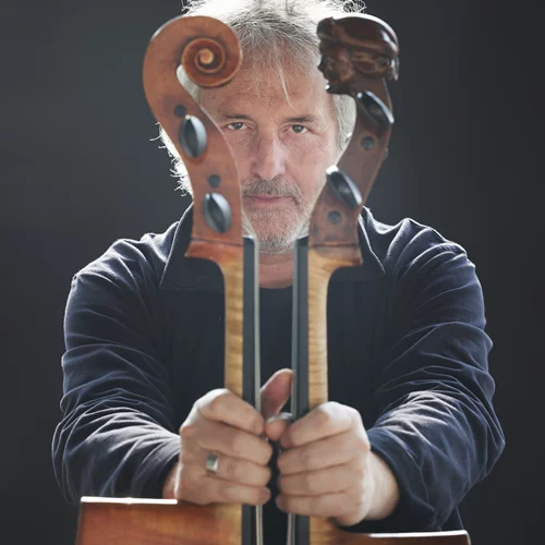 Ο Mario Brunello παίζει Μπαχ για βιολοντσέλο πίκολο