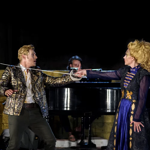 Γιάννης Καλαβριανός: "Το λαϊκό στοιχείο του Μποστ γαργαλάει την ευφυΐα, την παιδικότητα, την αντιληπτική ικανότητα του θεατή"