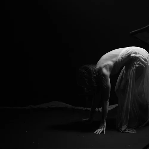 "Arise": Μια ταινία μικρού μήκους που φωτίζει τις αθέατες πτυχές της γυναικείας εμπειρίας