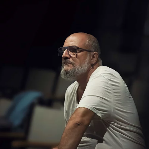 Αντόνιο Λατέλα: Ποιος είναι ο σκηνοθέτης του ελληνοϊταλικού "Γυάλινου κόσμου";