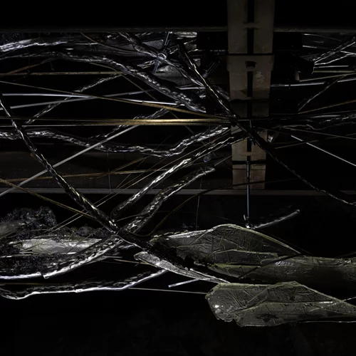 Η έκθεση "Athens Dies In Dreams At Sunrise" παρουσιάζεται σε ένα παλιό λατομείο στο λόφο του Φιλοπάππου