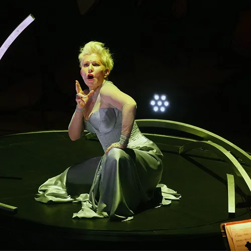 Ιδιαίτερα, πλην σαγηνευτικά προγράμματα σπουδαίων σολίστ (ΝτιΝτονάτο – Λατρύ – Δεσύλλας) στο Μέγαρο