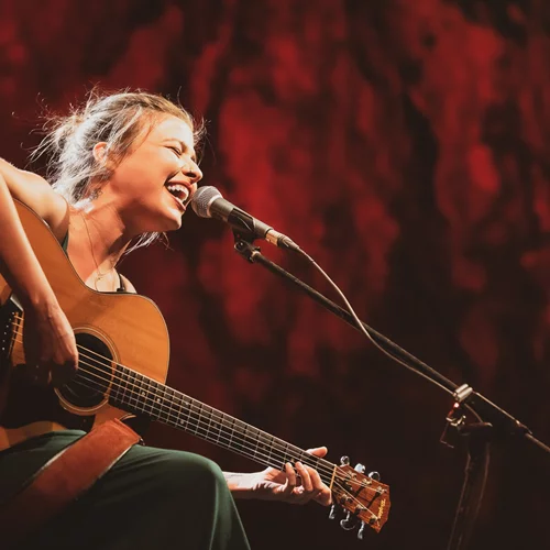 Ιουλία Καραπατάκη: "Το τραγούδι έρχεται από ένα πηγαίο μέρος. Αλλά, αν δεν το ποτίζεις, θα μαραθεί"