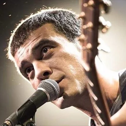 O Απόστολος Ρίζος εξασκείται με "Ασκήσεις Τρυφερότητας"