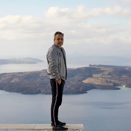 Γιάννης Καρακάσης: O Master of Wine μιλά για τις νέες τάσεις στο κρασί και τις γιορτινές αρμονίες με ασύρτικο