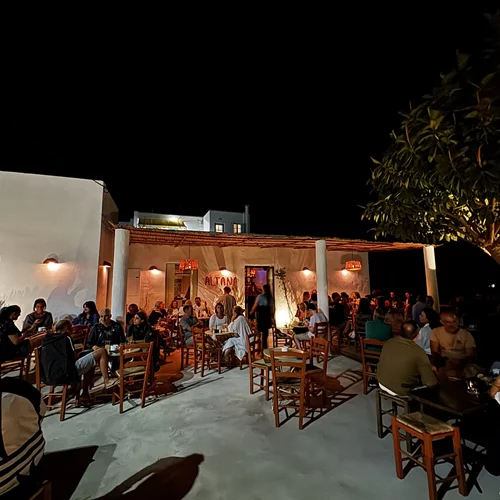 Το bar που έκανε τη διαφορά φέτος στην Πάρο βρίσκεται σε ένα χωριό