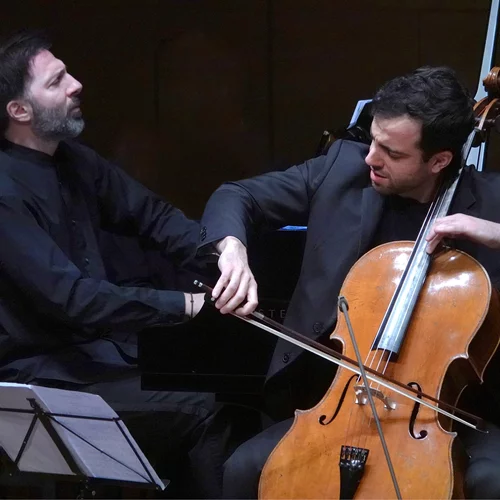 Ολιγάριθμα αλλά εξαιρετικά ρεσιτάλ βιολοντσέλου/πιάνου (Τιμ. Γαβριηλίδη-Πέτριν/Βαρβαρέσου – Μποβ/Καρποδίνη) και σόλο πιάνου (Δεστούνη – Παληού)