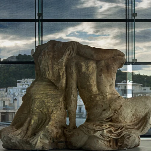 Η Μαρία Λουτζακλή εισβάλει στη προσωπική ζωή των αγαλμάτων του Μουσείου Ακρόπολης