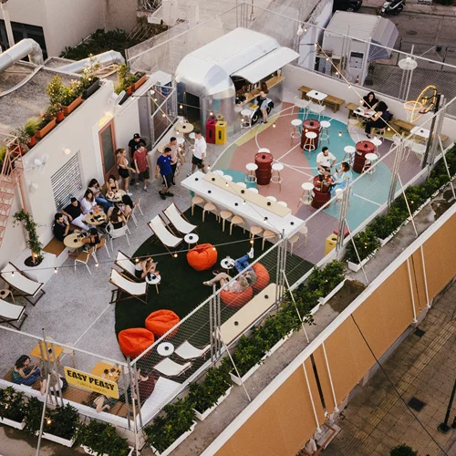 "Easy Peasy": Casual meets cool στην ταράτσα που θυμίζει τα γήπεδα μπάσκετ του Μπρονξ της Νέας Υόρκης