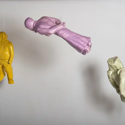 Ο Γιώργος Αλεξανδρίδης κατορθώνει να αντλήσει ένα μεστό σε νοήματα περιεχόμενο με συμβολικές προθέσεις