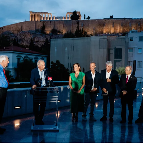 "Χαίρε Ξένε, στη χώρα των ονείρων": Η έκθεση του Robert McCabe αναδεικνύει την αιωνιότητα της Ελλάδας