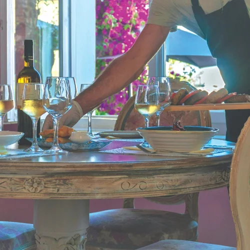 "Κατσαρόλα": Πιάτα που ξεχειλίζουν νοστιμιά