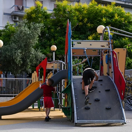 Τα Θυμαράκια απέκτησαν έναν ασφαλή χώρο ψυχαγωγίας, με σύγχρονα όργανα παιχνιδιού και νέο αστικό εξοπλισμό