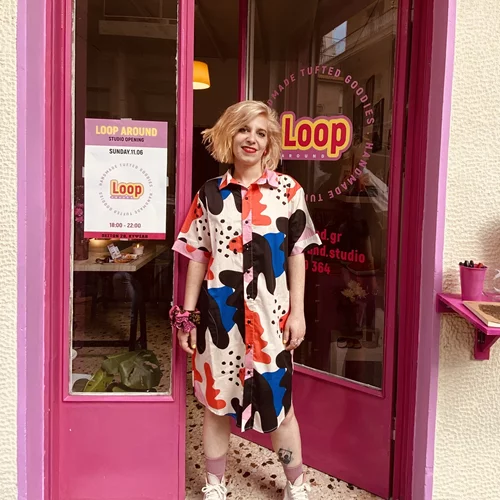 "Loop Around": Η τέχνη του colorful tufting ανθίζει στην Κυψέλη