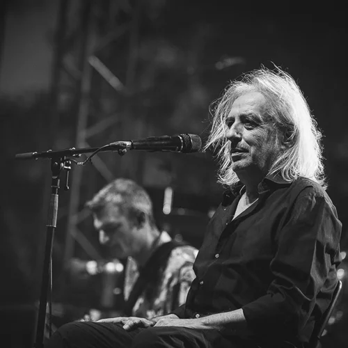 Χορεύοντας την "αμνησία" με γυαλιά πρεσβυωπίας (στο κεφάλι)