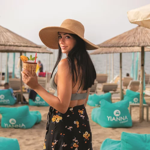 "Yianna Caravel": Ανέμελο καλοκαίρι πάνω στο κύμα στο Ηράκλειο Κρήτης