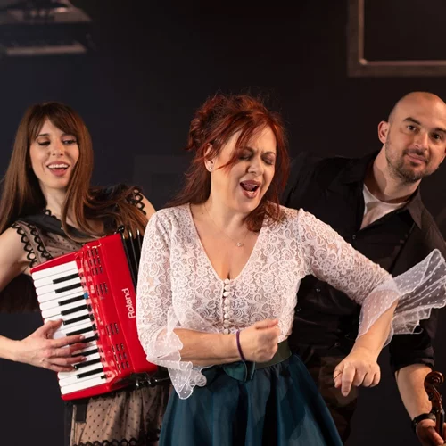 Γιατί το "Πάρτι της ζωής μου" είναι το απόλυτο sold-out επί τρεις σεζόν;