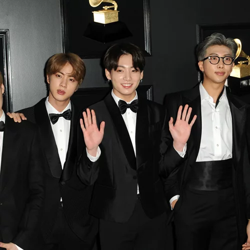 Οι BTS επιστρέφουν και εκπέμπουν ζωντανά από Σεούλ