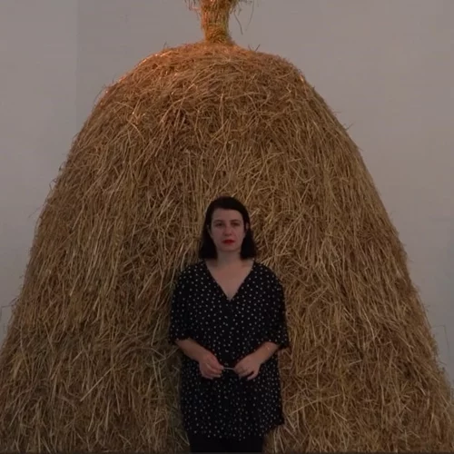 Με το "Mama Klorin" η Doreida Xhogu διηγείται μια προσωπική και συλλογική ιστορία, αυτή της μετανάστριας καθαρίστριας