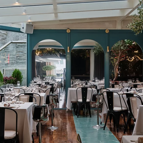 Στο "Sea You Restaurant- Mezeri" η γειτονιά ξαναζεί και η θάλασσα παρτάρει