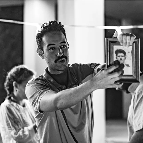 Χάρης Κρεμμύδας: "Στους "Αριστερόχειρες" ο θεατής έχει την ευκαιρία να αντιληφθεί τη σύγχρονη ιστορία της Ελλάδας με άλλο μάτι και να έρθει πιο κοντά της"