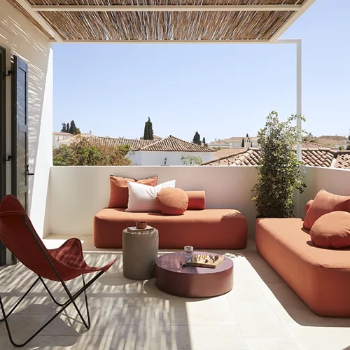 "Yayaki", Σπέτσες: Στο πανέμορφο "σπίτι" του Karl και της Hannah η φροντίδα για τον επισκέπτη είναι η ίδια που δείχνουν στους φίλους και την οικογένειά τους