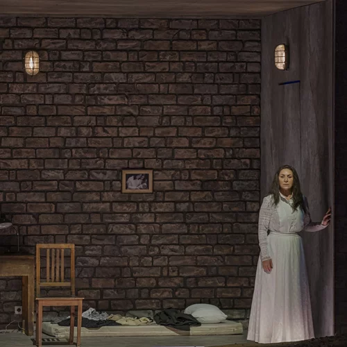 Τσέλια Κοστέα: "Πιο πολύ, αγαπάω την Ελλάδα για το φως της"