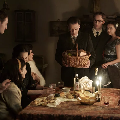 "Το Φως της Ελπίδας": Διαθέσιμη στο Disney+ η σειρά για τη γυναίκα που προστάτευσε την οικογένεια της Άννας Φρανκ