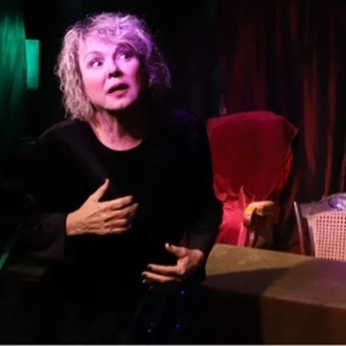 Η "Ζηνοβία η θεατρίνα" αφηγείται τη ζωή της!