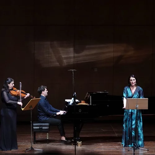 Ελληνικά τραγούδια ξένων συνθετών – "Τραγούδια για τους σκοτεινούς καιρούς": δύο πολύτιμες βραδιές σε Μέγαρο και "Ολύμπια"