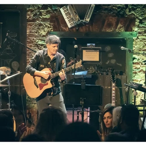 Ο Φοίβος Δεληβοριάς ταξιδεύει στο Λονδίνο