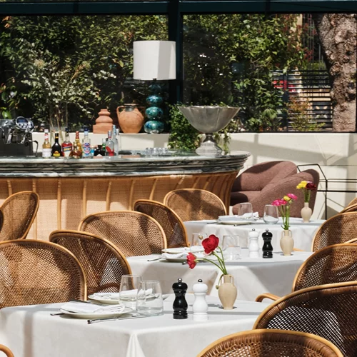 Εκλεκτικά μεσημέρια που φέρνουν την αύρα παλιάς Κηφισιάς στο σήμερα στον κήπο του "Isabella’s"