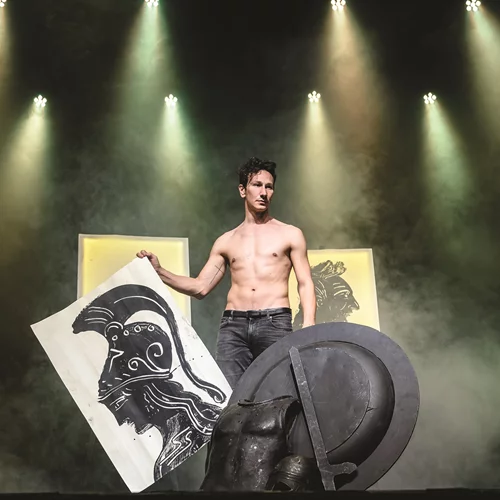 "Αίας": Προστέθηκαν κι άλλα θέατρα στην καλοκαιρινή περιοδεία της παράστασης