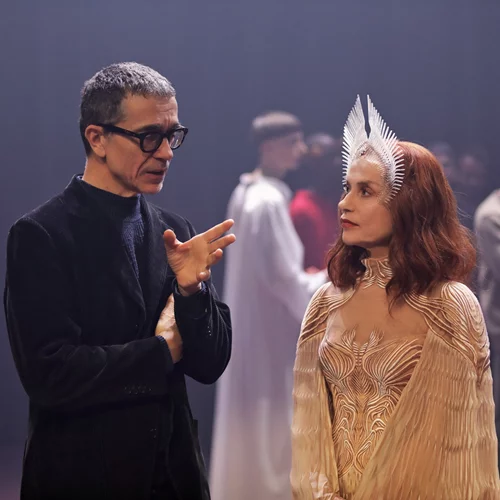Ρομέο Καστελούτσι: "Η Ιζαμπέλ Ιπέρ είναι σαν μια μεγάλη φλόγα που μετουσιώνει τον πυρήνα του ίδιου του θεάτρου"
