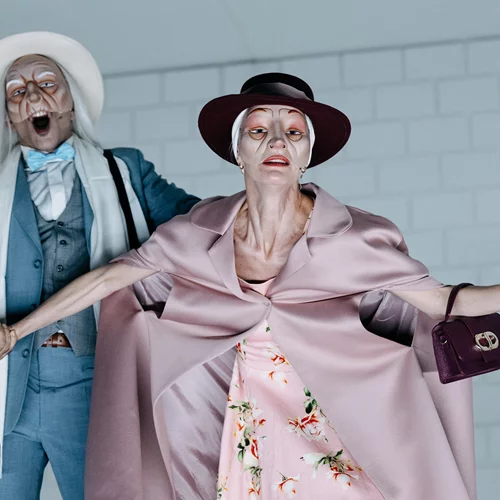 Ο Άρης Μπινιάρης αναμετράται ξανά με τον δυστοπικό Προμηθέα στο θέατρο Γκλόρια